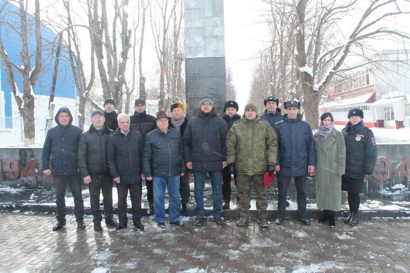 Возложение венков и цветов к памятнику участникам Великой Отечественной войны ко Дню защитника Отечества.