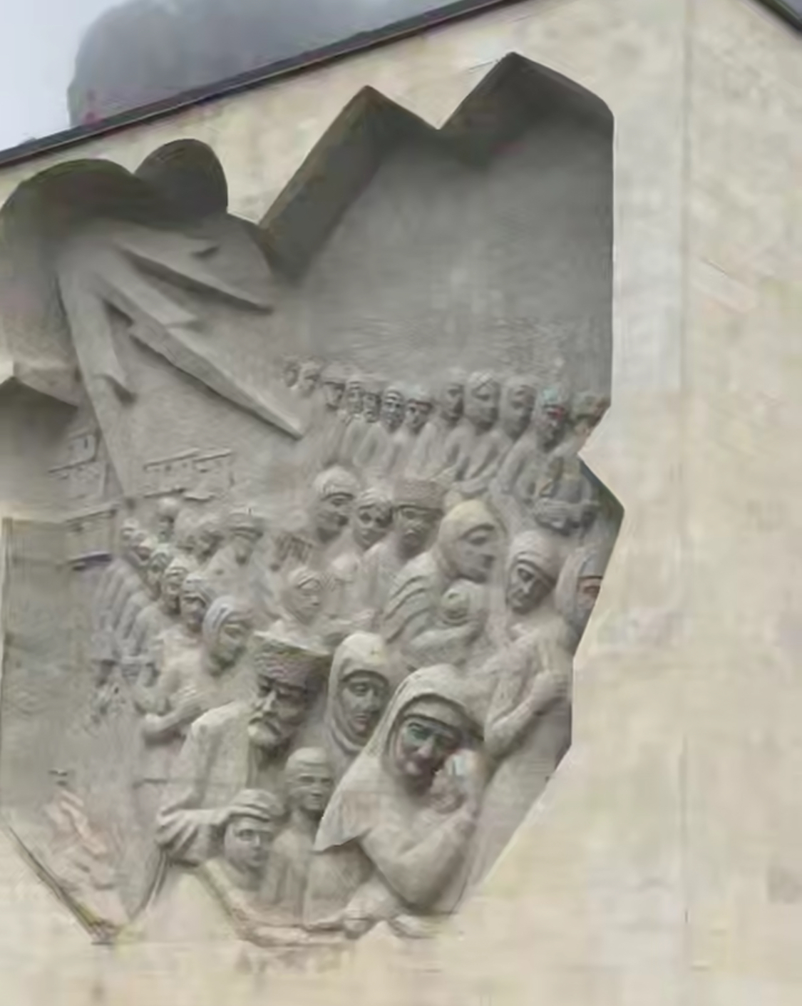 Глава КЧР Рашид Темрезов возложил цветы к Мемориалу жертвам депортации карачаевского народа в Карачаевске.