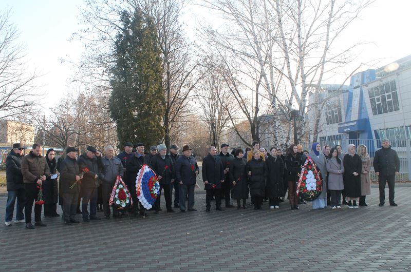 В Адыге-Хабльском районе возложили цветы и венки к памятникам в День героев Отечества.