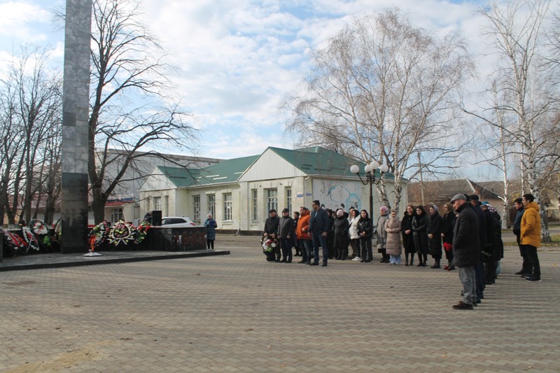 В Адыге-Хабльском районе возложили цветы и венки к памятнику участникам Великой Отечественной Войны 1941-1945 годов, ко Дню героев Отечества!.