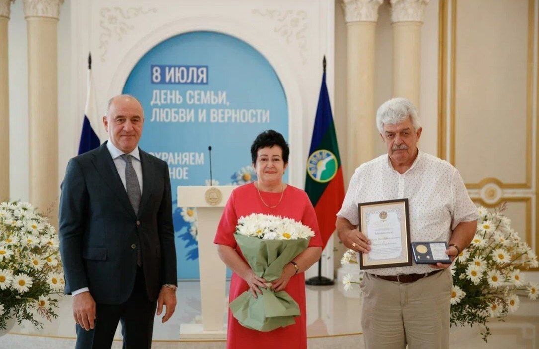 Глава КЧР Рашид Темрезов вручил награды в День семьи, любви и верности.