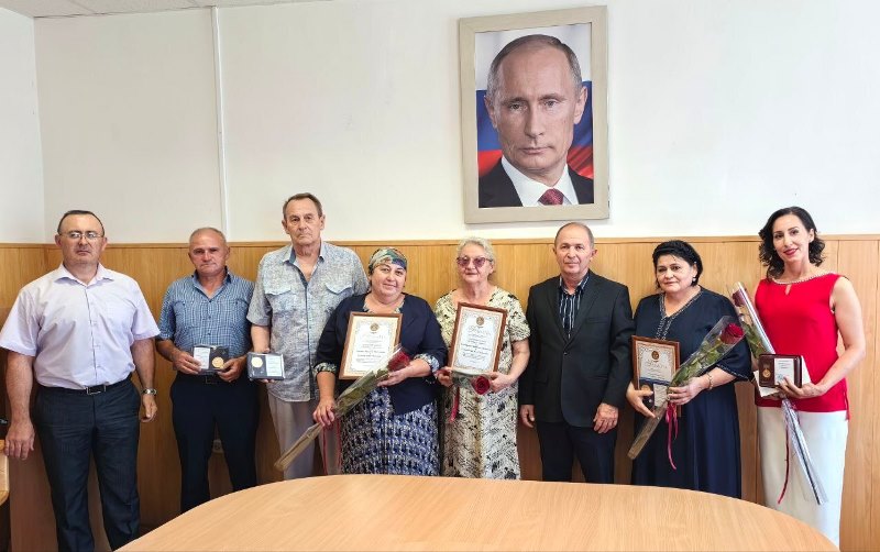 В администрации Адыге-Хабльского района наградили супружеские пары за любовь и верность.