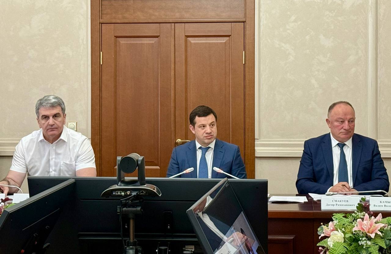 В Правительстве КЧР прошло расширенное совещание по обеспечению населения региона качественным бесперебойным водоснабжением.