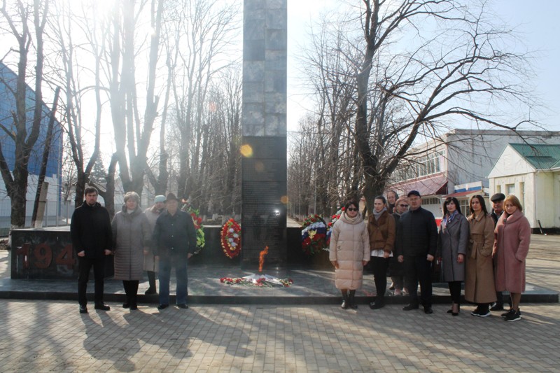 Возложение венков и цветов к памятнику участникам Великой Отечественной войны ко Дню защитника Отечества в Адыге-Хабльском районе.