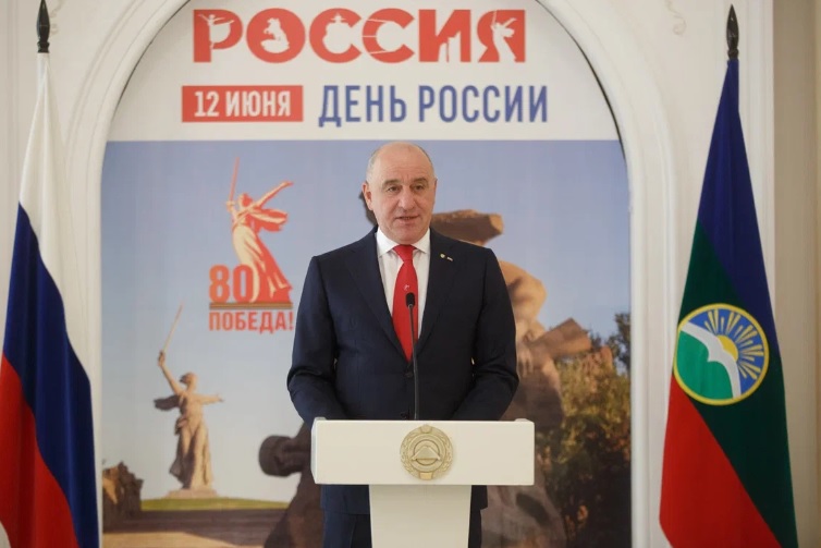 Глава КЧР Рашид Темрезов вручил государственные награды заслуженным жителям республики.