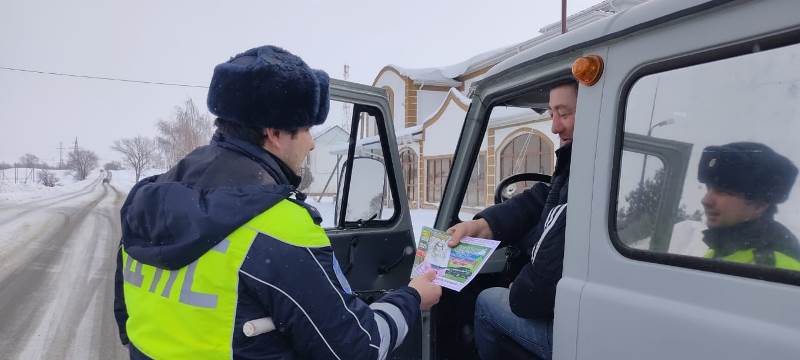 Сотрудники Госавтоинспекции Межмуниципального отдела &quot;Адыге-Хабльский&quot; поздравили водителей с Днём защитника Отечества! .