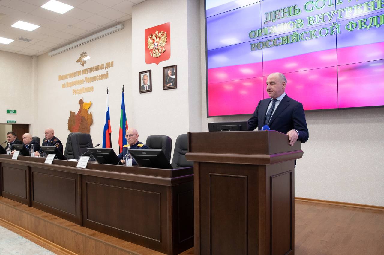 Глава КЧР Рашид Темрезов принял участие в торжественной церемонии посвященной Дню сотрудника органов внутренних дел РФ.