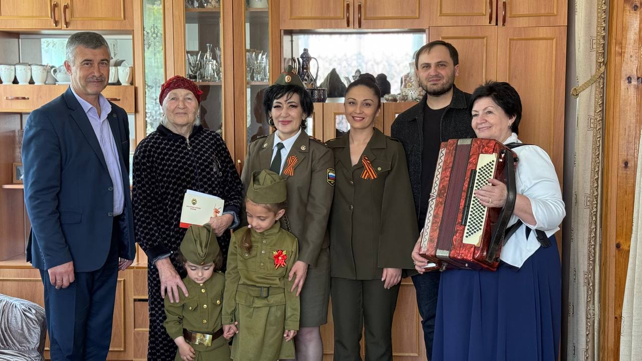 Фронтовая бригада отдела культуры Адыге-Хабльского района выехала поздравлять тружеников тыла с наступающим Днём Победы..