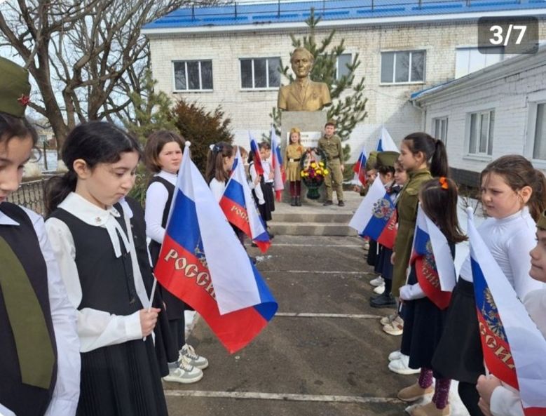 Учащиеся Вако-Жилевской школы возложили цветы к памятнику Героя Советского Союза Карданова М.А..