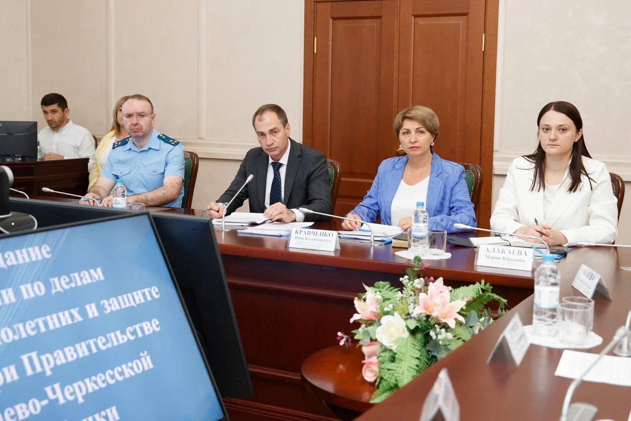 Заседание Комиссии по делам несовершеннолетних и защите их прав при Правительстве Карачаево-Черкесской Республики.