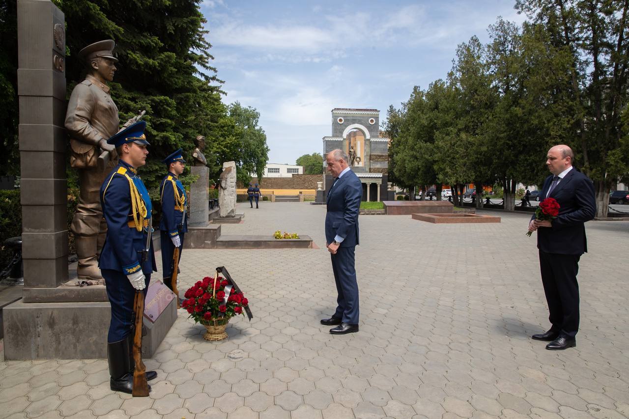 Глава КЧР Рашид Темрезов в День пограничника возложил цветы к памятнику воинам-пограничникам на Аллее Героев в Черкесске.