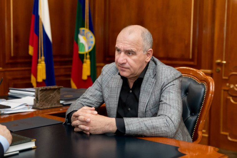 Глава КЧР Рашид Темрезов выразил соболезнования семьям погибших в Дагестане в результате нападения на православные храмы, синагогу и пост ДПС. Глава КЧР Рашид Темрезов выразил соболезнования семьям погибших в Дагестане в результате нападения на православные храмы, синагогу и пост ДПС.