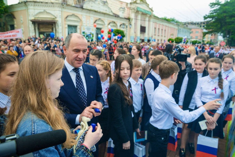 Глава КЧР Рашид Темрезов поздравил молодых людей республики с Днём молодежи. Глава КЧР Рашид Темрезов поздравил молодых людей республики с Днём молодежи.