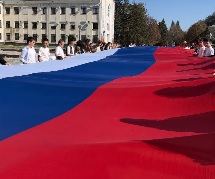 В столице КЧР прошёл флешмоб в честь Дня воссоединения новых регионов с Россией. В столице КЧР прошёл флешмоб в честь Дня воссоединения новых регионов с Россией.