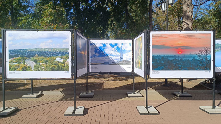В КЧР открылась фотовыставка, посвящённая Дню воссоединения Донбасса и Новороссии с Россией. В КЧР открылась фотовыставка, посвящённая Дню воссоединения Донбасса и Новороссии с Россией.