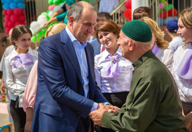 Глава КЧР Рашид Темрезов поздравил старшее поколение жителей республики с Днём пожилого человека. Глава КЧР Рашид Темрезов поздравил старшее поколение жителей республики с Днём пожилого человека.