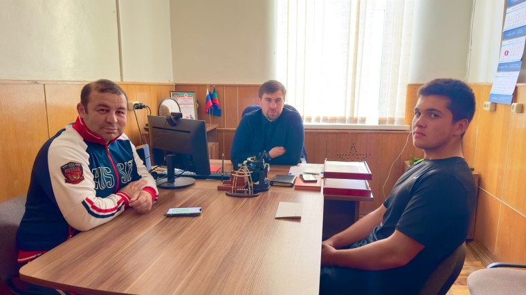 В администрации Адыге-Хабльского района поздравили победителя Всероссийских соревнований по боксу среди юношей 14-15 лет на призы спортивного клуба «Спартак». В администрации Адыге-Хабльского района поздравили победителя Всероссийских соревнований по боксу среди юношей 14-15 лет на призы спортивного клуба «Спартак».