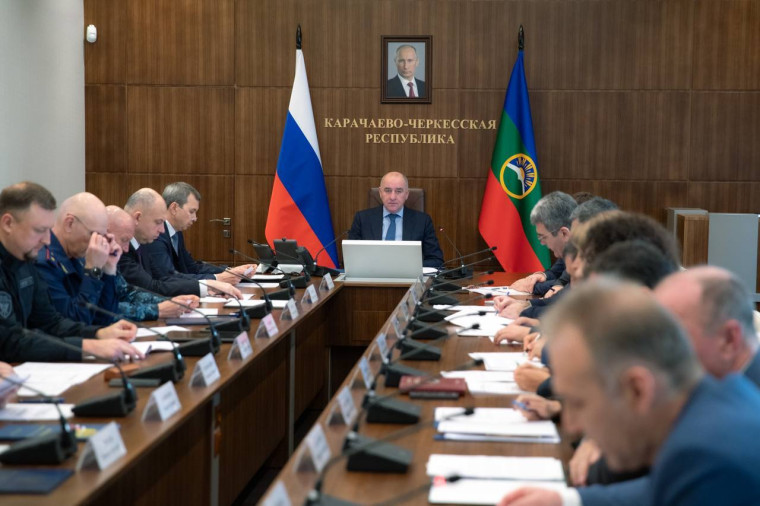 Глава КЧР Рашид Темрезов провел заседание Антитеррористической комиссии. Глава КЧР Рашид Темрезов провел заседание Антитеррористической комиссии.