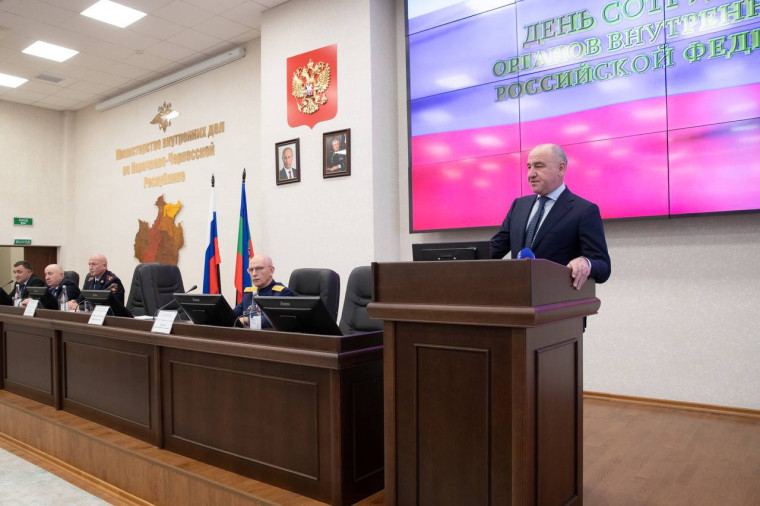 Глава КЧР Рашид Темрезов принял участие в торжественной церемонии посвященной Дню сотрудника органов внутренних дел РФ. Глава КЧР Рашид Темрезов принял участие в торжественной церемонии посвященной Дню сотрудника органов внутренних дел РФ.