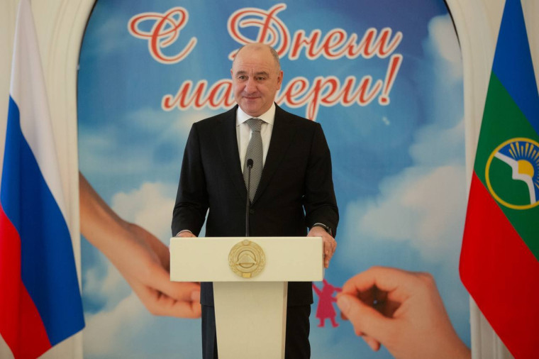 Глава КЧР Рашид Темрезов вручил награды ко Дню матери. Глава КЧР Рашид Темрезов вручил награды ко Дню матери.
