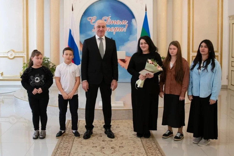 Многодетных матерей Адыге-Хабльского района наградили ко Дню матери. Многодетных матерей Адыге-Хабльского района наградили ко Дню матери.