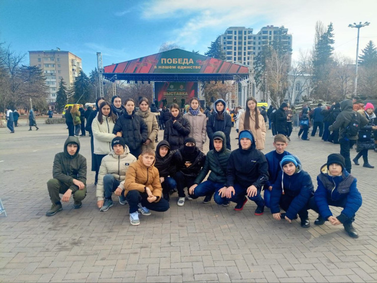 Активисты "Движения первых" из Адыге-Хабльского района на Всероссийской передвижной выставке «Сила V правде – гордость и победа». Активисты "Движения первых" из Адыге-Хабльского района на Всероссийской передвижной выставке «Сила V правде – гордость и победа».