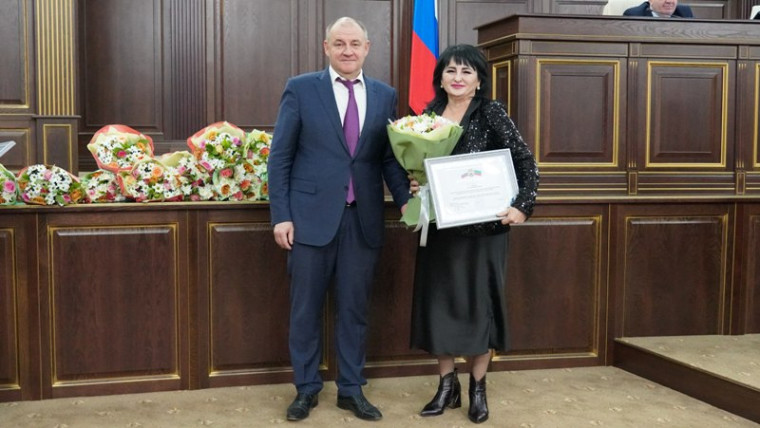 В преддверии Нового года спикер Парламента А.Иванов вручил жителям Карачаево-Черкесии Почетные грамоты Народного Собрания. В преддверии Нового года спикер Парламента А.Иванов вручил жителям Карачаево-Черкесии Почетные грамоты Народного Собрания.