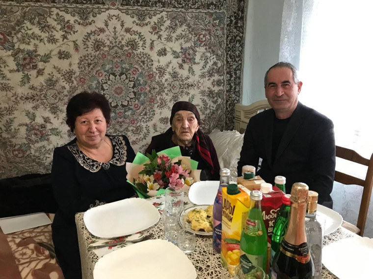 Столетний юбилей отметила ветеран труда из аула Апсуа Агирова Нина Сафарбиевна. Столетний юбилей отметила ветеран труда из аула Апсуа Агирова Нина Сафарбиевна.