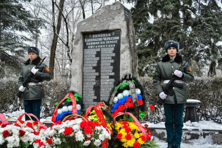 Глава КЧР Рашид Темрезов обратился к жителям республики в День памяти о россиянах, исполнявших служебный долг за пределами Отечества. Глава КЧР Рашид Темрезов обратился к жителям республики в День памяти о россиянах, исполнявших служебный долг за пределами Отечества.