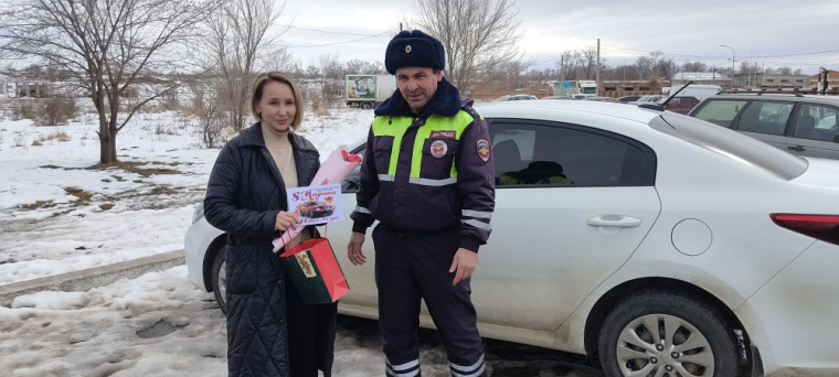 Сюрприз от Автоинспекторов: автоледи получили цветы, подарки и поздравления к 8 Марта.. Сюрприз от Автоинспекторов: автоледи получили цветы, подарки и поздравления к 8 Марта..