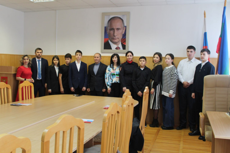 Торжественное вручение паспортов юным гражданам Адыге-Хабльского района. Торжественное вручение паспортов юным гражданам Адыге-Хабльского района.
