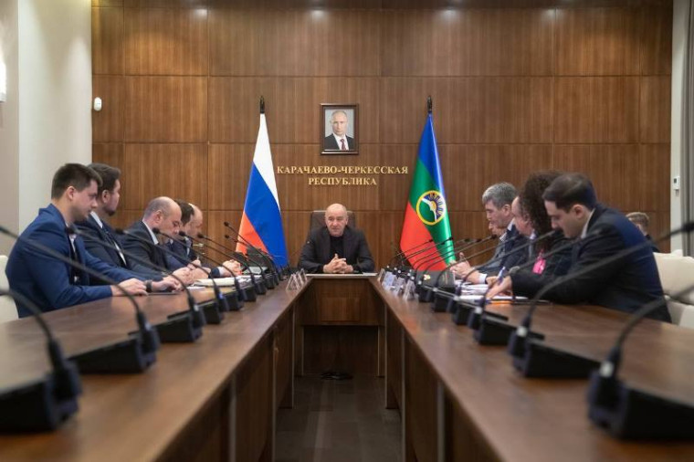 Глава Карачаево-Черкесии Рашид Темрезов провел совещание по вопросу проведения в республике Года семьи, объявленному в стране Указом Президента РФ. Глава Карачаево-Черкесии Рашид Темрезов провел совещание по вопросу проведения в республике Года семьи, объявленному в стране Указом Президента РФ.