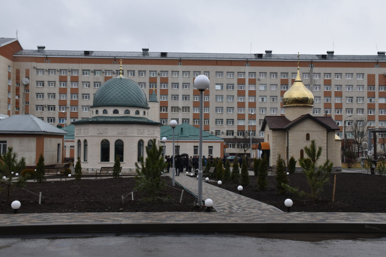 В Карачаево-Черкесии на территории больницы открыли мечеть и часовню. В Карачаево-Черкесии на территории больницы открыли мечеть и часовню.