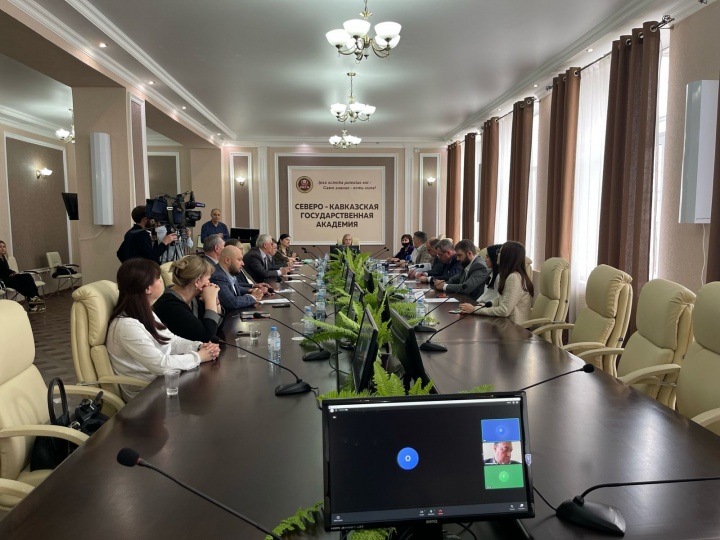 Прошло заседание Общественного штаба Общественной палаты КЧР с участием члена Совета при Президенте РФ по развитию гражданского общества и правам человека Александра Брода. Прошло заседание Общественного штаба Общественной палаты КЧР с участием члена Совета при Президенте РФ по развитию гражданского общества и правам человека Александра Брода.