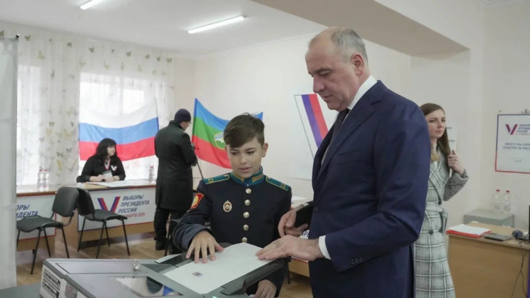 Глава Карачаево-Черкесии Рашид Темрезов принял участие в выборах Президента страны. Глава Карачаево-Черкесии Рашид Темрезов принял участие в выборах Президента страны.
