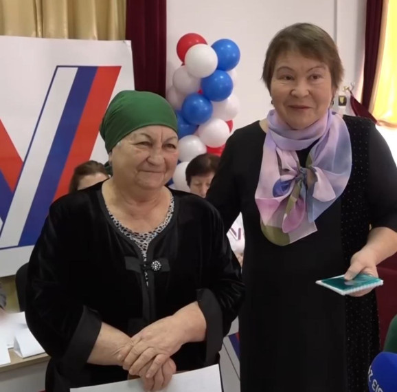 Когда-то возглавляла избирательную комиссию, а потому понимает всю важность голосования. Когда-то возглавляла избирательную комиссию, а потому понимает всю важность голосования.