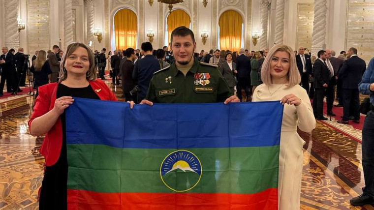 Доверенные лица Президента из КЧР встретились с ним в Кремлевском дворце в Москве. Доверенные лица Президента из КЧР встретились с ним в Кремлевском дворце в Москве.