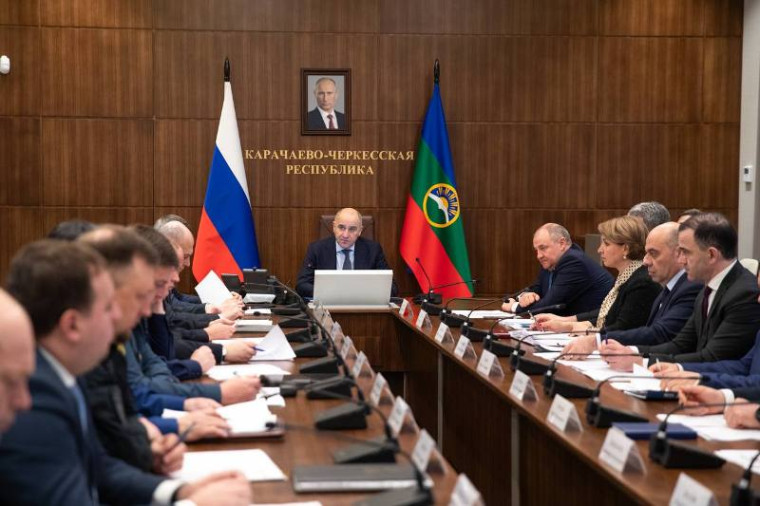 Глава КЧР Рашид Темрезов совместно с членами Правительства региона провёл заседание комиссии АТК. Глава КЧР Рашид Темрезов совместно с членами Правительства региона провёл заседание комиссии АТК.