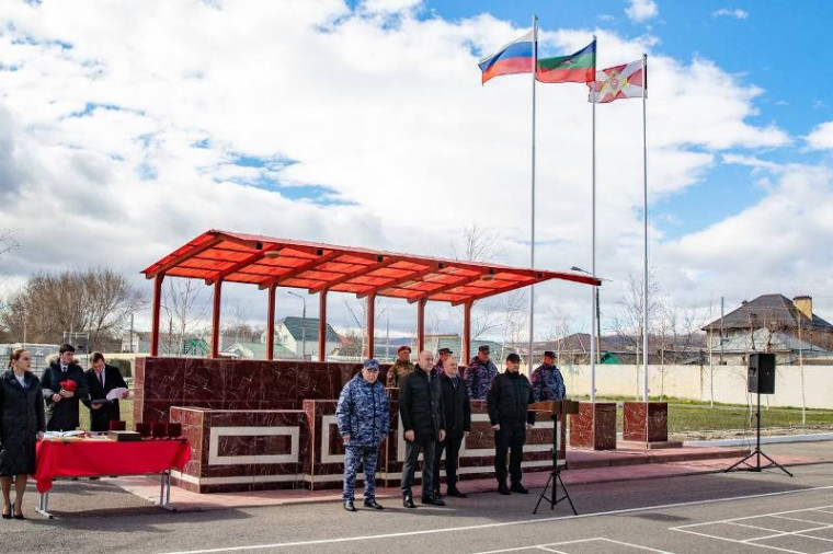 В День войск национальной гвардии России Глава КЧР Рашид Темрезов вручил награды отличившимся сотрудникам. В День войск национальной гвардии России Глава КЧР Рашид Темрезов вручил награды отличившимся сотрудникам.
