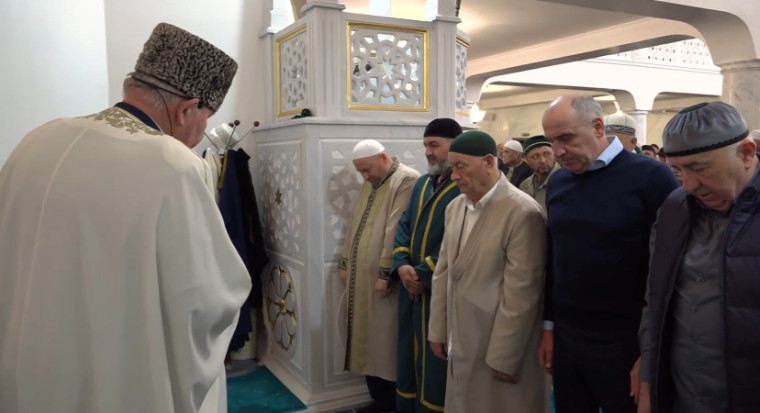 Глава КЧР Рашид Темрезов принял участие в праздничном намазе в соборной мечети Черкесска. Глава КЧР Рашид Темрезов принял участие в праздничном намазе в соборной мечети Черкесска.