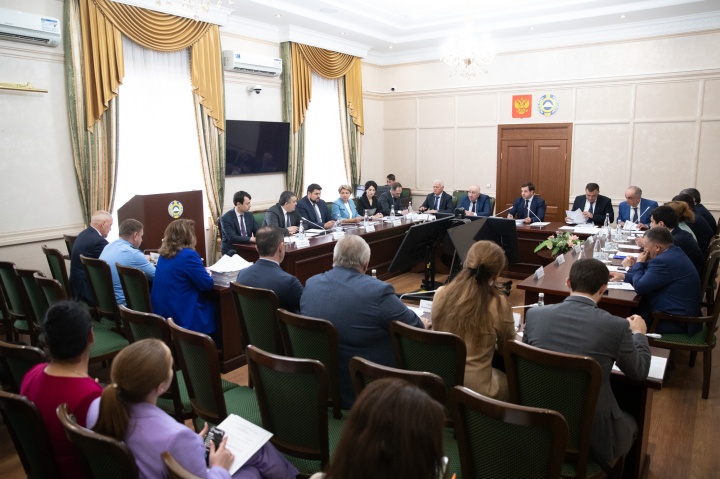 Премьер-министр КЧР Мурат Аргунов провел заседание Правительства Карачаево-Черкесии, на котором было рассмотрено более 20 вопросов. Премьер-министр КЧР Мурат Аргунов провел заседание Правительства Карачаево-Черкесии, на котором было рассмотрено более 20 вопросов.
