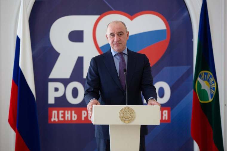 Глава КЧР Рашид Темрезов вручил государственные награды жителям республики. Глава КЧР Рашид Темрезов вручил государственные награды жителям республики.